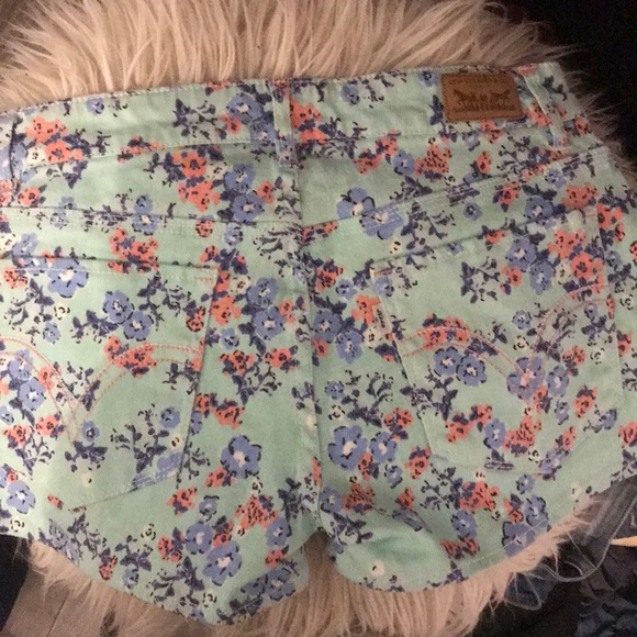 CUTE SHORTS - Picture 2 of 4